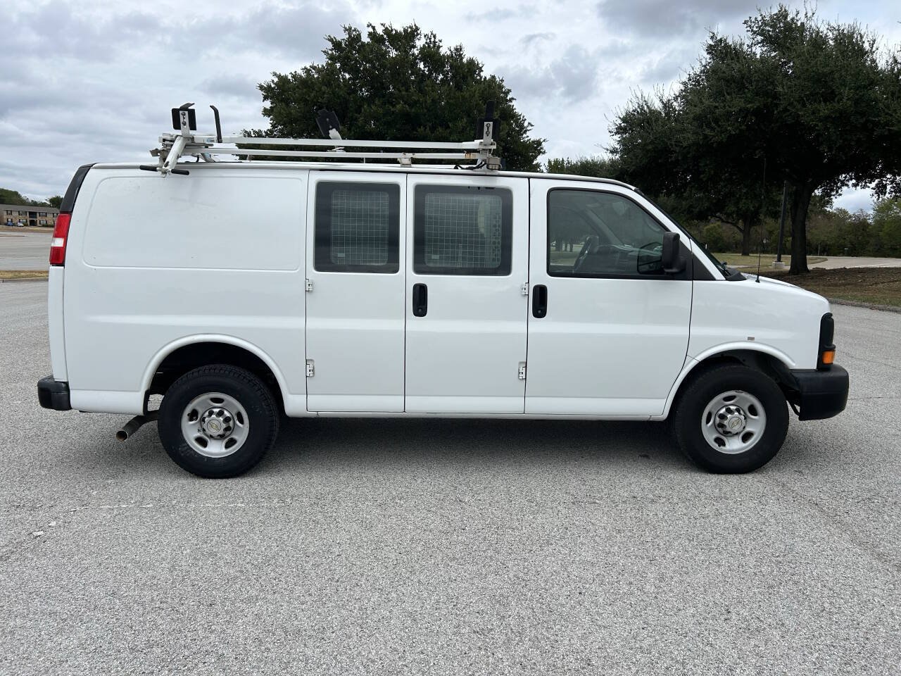Used 2013 Chevrolet Express 2500 RWD image 2