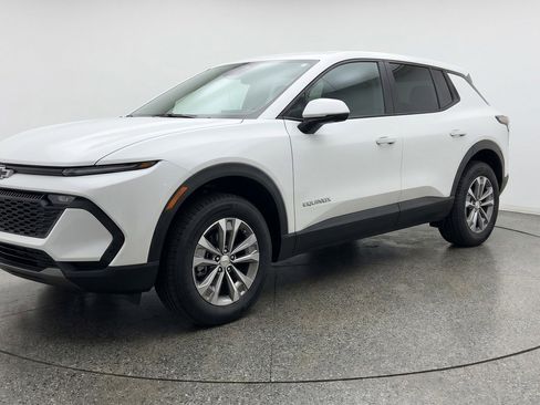 Used 2025 Chevrolet Equinox LT image 3