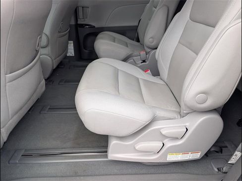Used 2020 Toyota Sienna XLE image 9