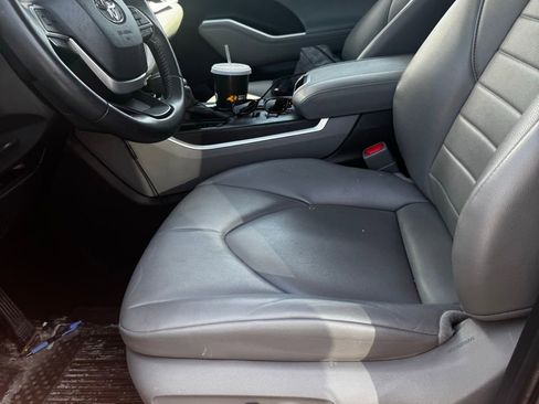 Used 2023 Toyota Highlander XLE image 11