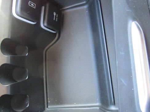 Certified 2024 Chrysler Pacifica Limited image 35