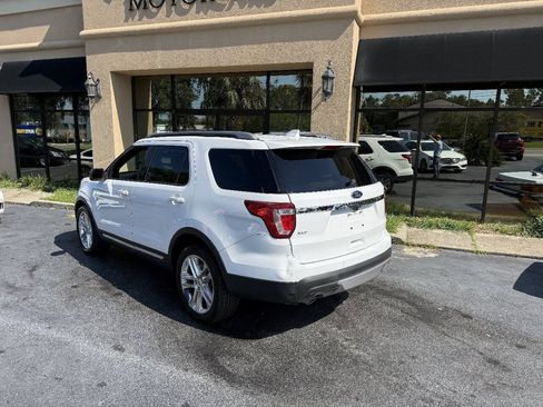Used 2017 Ford Explorer XLT w/ Equipment Group 202A FWD image 4