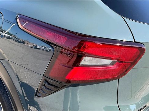 Used 2025 Chevrolet Trax LT w/ Sunroof Package FWD image 27