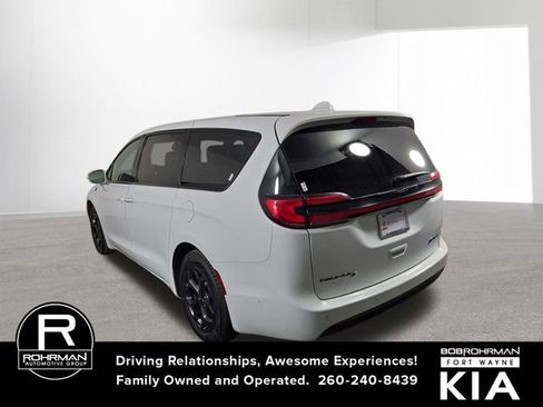 Used 2022 Chrysler Pacifica Limited w/ Uconnect Theater Family Group image 9