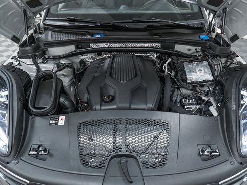 New 2025 Porsche Macan Turbo image 12