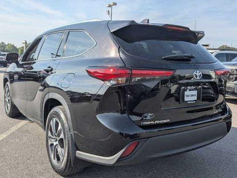 Used 2021 Toyota Highlander XLE AWD/4WD image 5