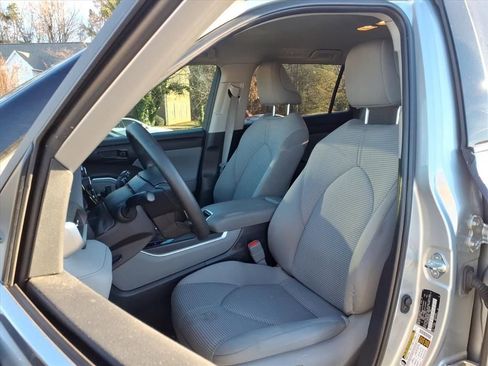 Used 2022 Toyota Highlander L image 3