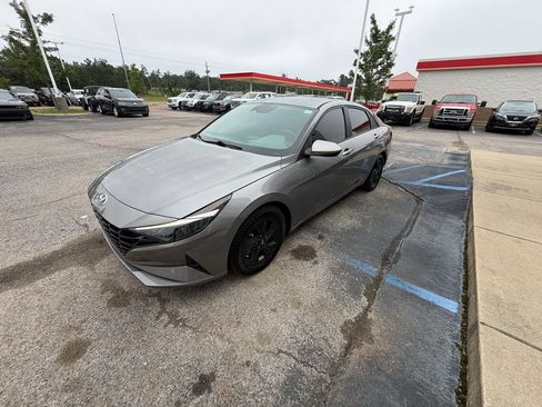 Used 2023 Hyundai Elantra Blue FWD image 3