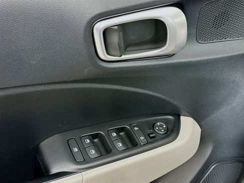 Used 2025 Hyundai Venue SEL image 15