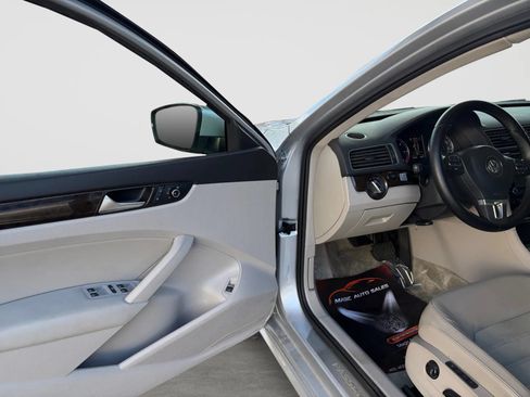 Used 2015 Volkswagen Passat TDI SEL Premium FWD image 11