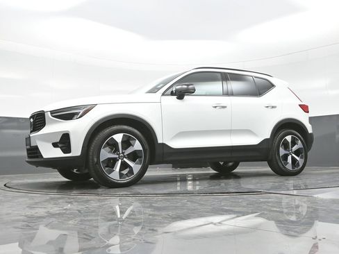 Used 2023 Volvo XC40 B5 Plus w/ Climate Package image 16
