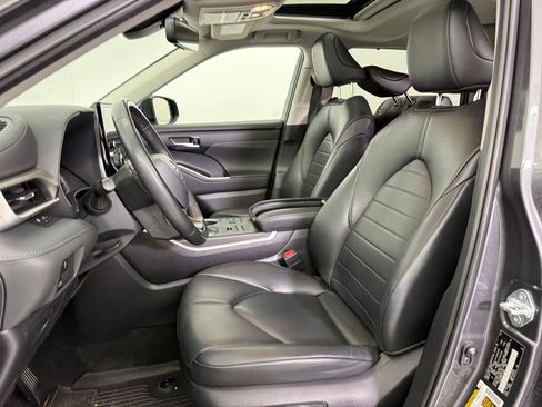 Used 2023 Toyota Highlander XLE image 5
