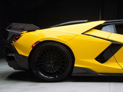 Used 2024 Lamborghini Revuelto AWD/4WD image 19