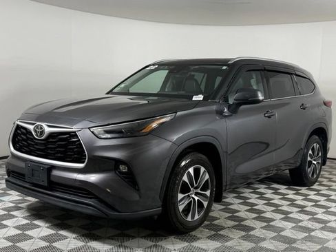 Used 2022 Toyota Highlander XLE AWD/4WD image 2