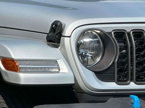 Used 2024 Jeep Wrangler Unlimited AWD/4WD image 8