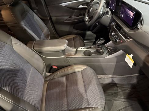 Used 2025 Buick Envista Preferred w/ Convenience II Package image 25