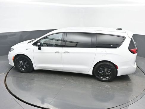 Used 2024 Chrysler Pacifica Limited FWD image 40