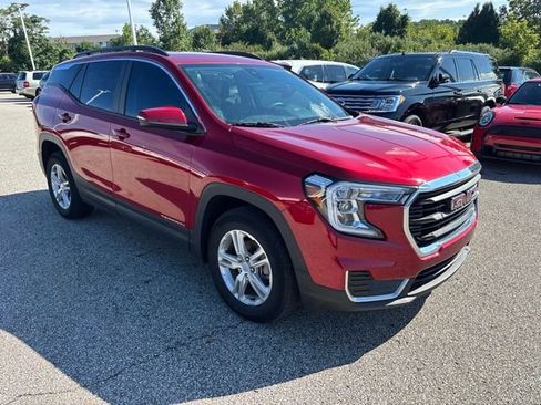 Used 2023 GMC Terrain SLE w/ Driver Convenience Package FWD image 2
