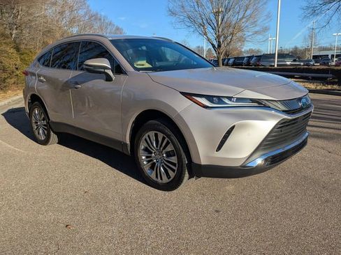 Used 2024 Toyota Venza XLE image 8