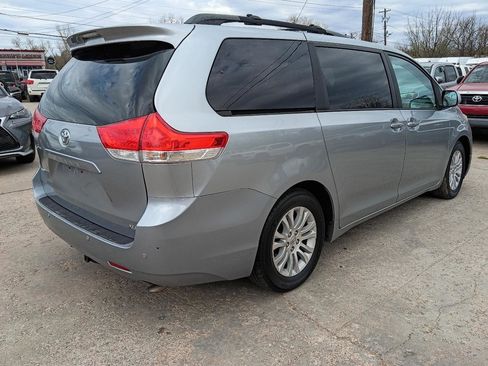 Used 2014 Toyota Sienna XLE w/ Entertainment Package image 5