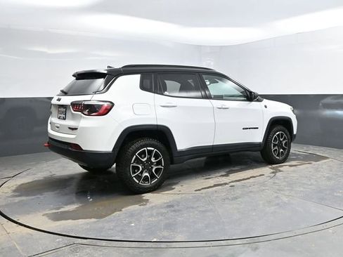 Used 2025 Jeep Compass Trailhawk AWD/4WD image 9