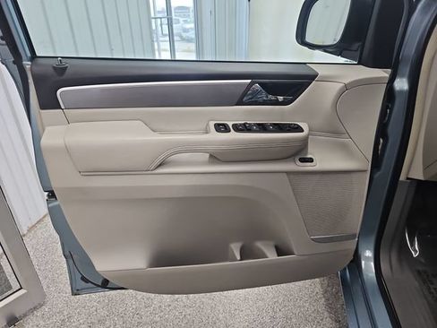 Used 2009 Volkswagen Routan SEL Premium FWD image 10