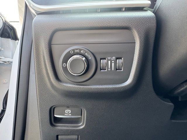 Used 2025 Jeep Grand Cherokee Laredo X w/ Luxury Tech Group I AWD/4WD image 16