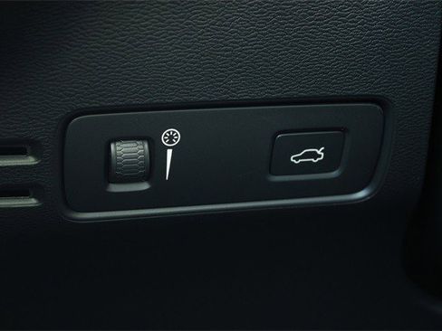 Used 2021 Volvo XC40 P8 Recharge w/ Advanced Package image 16