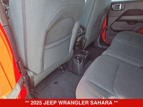 Used 2025 Jeep Wrangler Unlimited Sahara AWD/4WD image 17