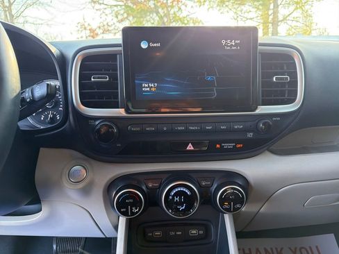 Used 2022 Hyundai Venue Limited image 20