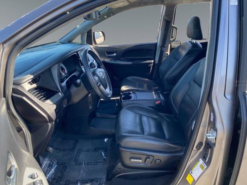 Used 2020 Toyota Sienna SE image 9
