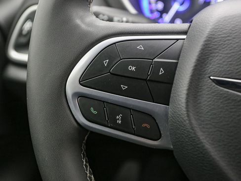 Used 2025 Chrysler Pacifica Select image 38