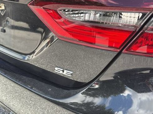 Used 2022 Toyota Camry SE FWD image 6
