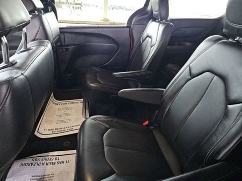 Used 2025 Chrysler Pacifica Select image 8