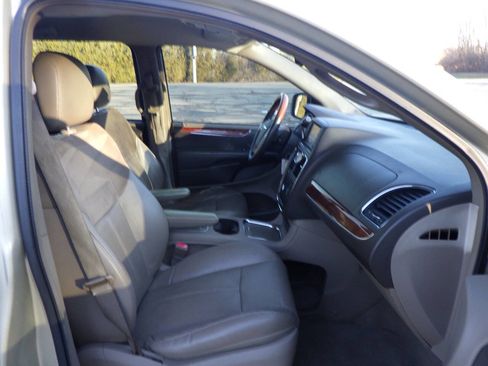 Used 2012 Chrysler Town & Country Limited image 10