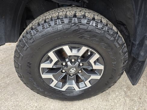 Used 2018 Toyota Tacoma TRD Off-Road image 10