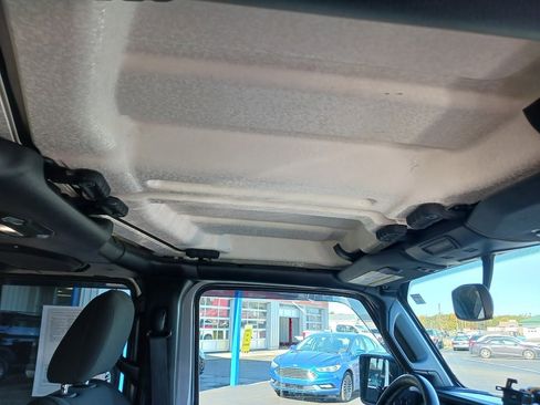 Used 2018 Jeep Wrangler Unlimited Sahara AWD/4WD image 21