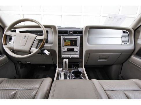 Used 2010 Lincoln Navigator L 2WD image 9
