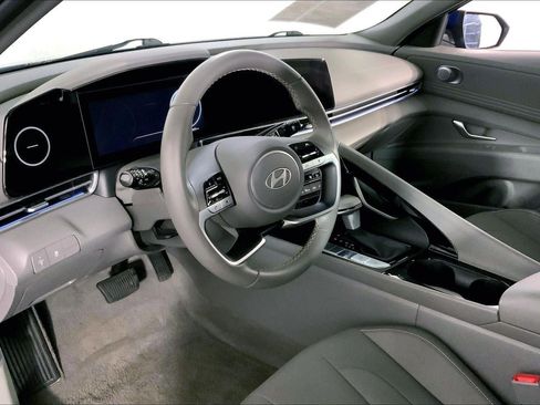 Used 2025 Hyundai Elantra SEL image 14