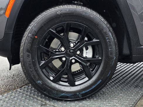 New 2025 Jeep Grand Cherokee Altitude image 9