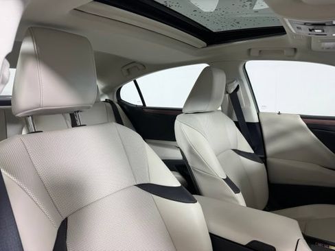Used 2025 Lexus ES 300h w/ Premium Package FWD image 19