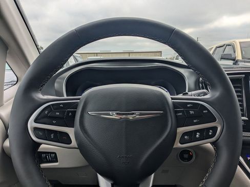 Used 2024 Chrysler Pacifica Select image 23