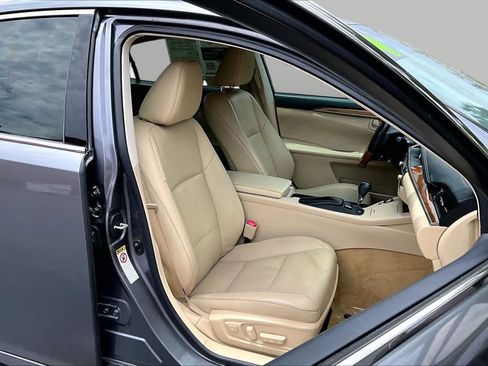 Used 2014 Lexus ES 300h w/ Luxury Package w/Bamboo Trim FWD image 8