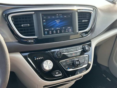 Used 2021 Chrysler Voyager L image 24