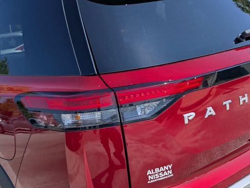 Used 2024 Nissan Pathfinder SL FWD image 13