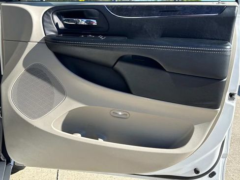 Used 2015 Chrysler Town & Country Touring image 22