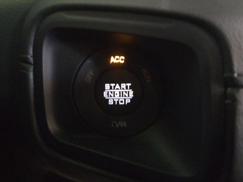 Used 2026 Jeep Wrangler Unlimited Sahara AWD/4WD image 17