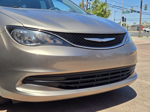 Used 2017 Chrysler Pacifica Touring FWD image 5