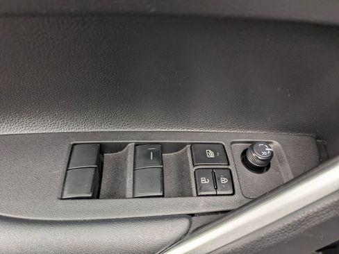 Used 2025 Toyota Corolla Cross LE image 13