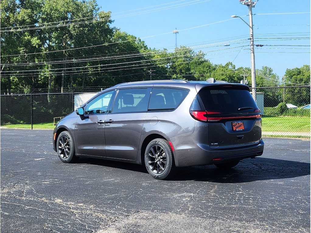 Used 2021 Chrysler Pacifica Touring-L w/ Premium & Safety Sphere Group FWD image 11